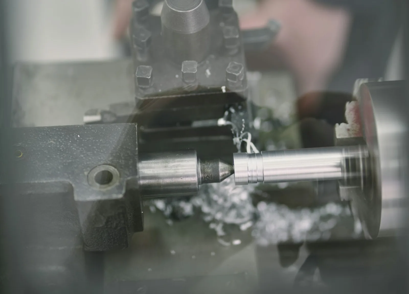 Turning a piston rod to size